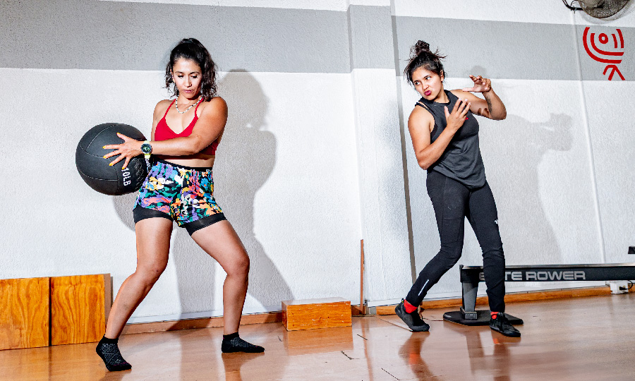 Atleta entrenando asesorada por Coach Puma