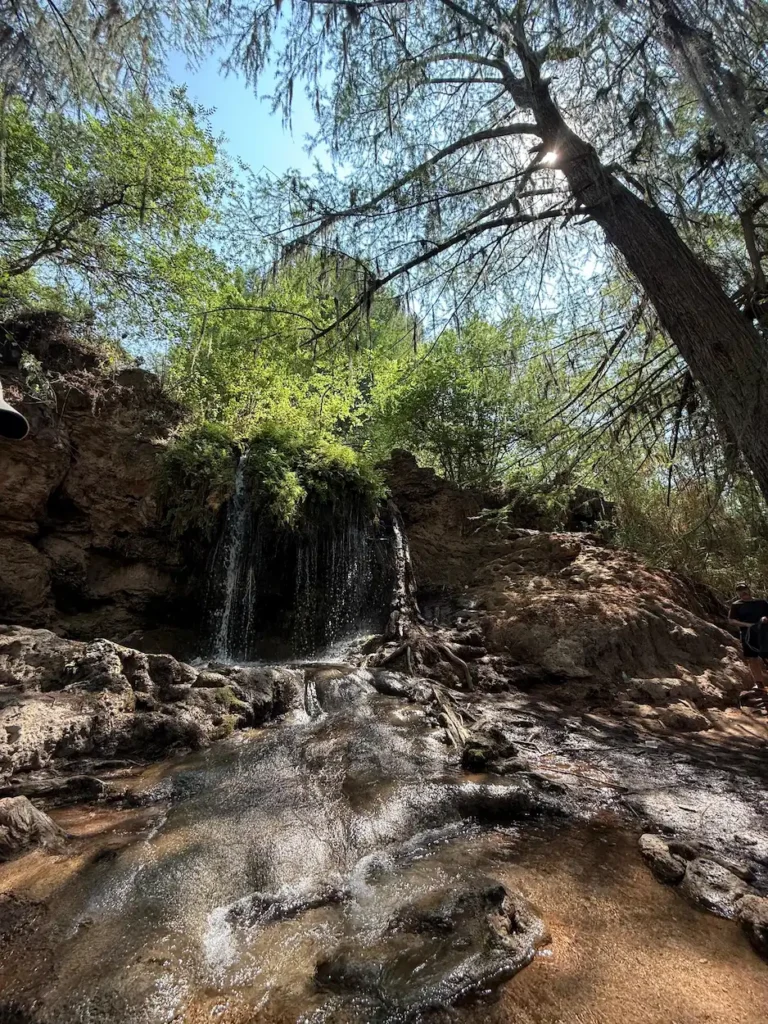 Caminata San Quintin, paisaje con rocas, naturaleza y cascada pequeña