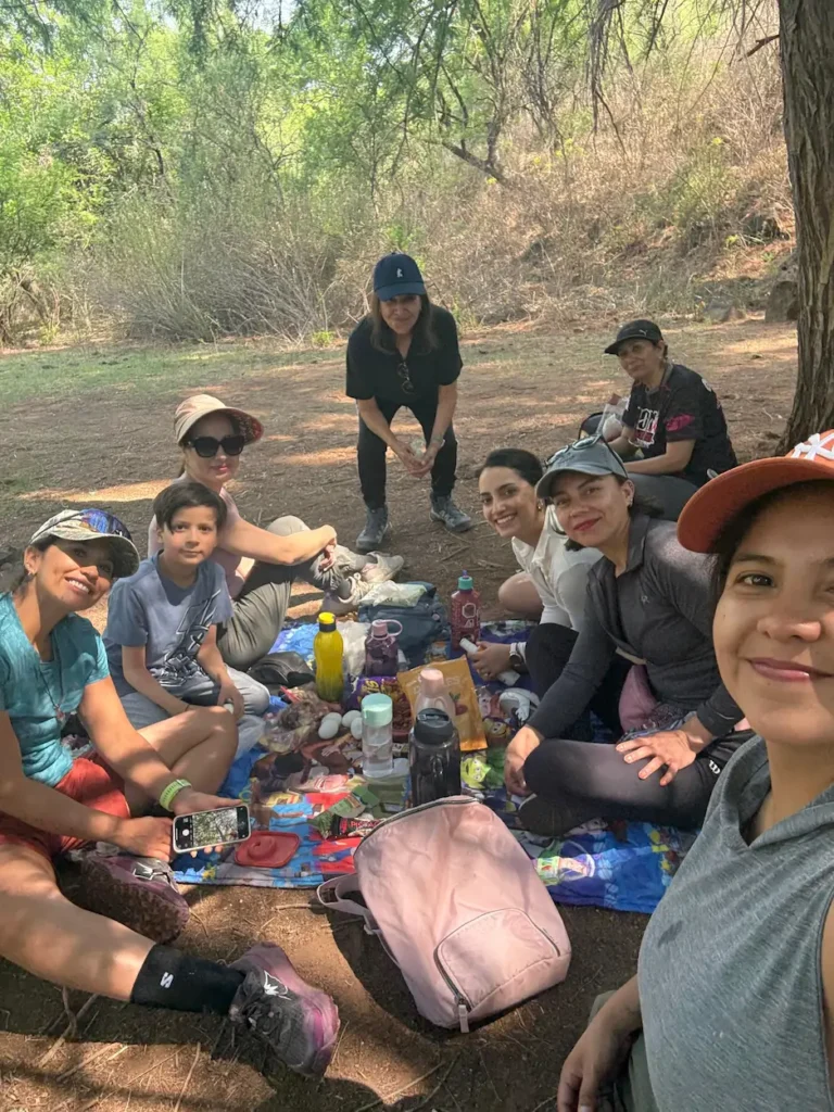 Caminata San Quintin, grupo disfrutando de un descanso y snakcs